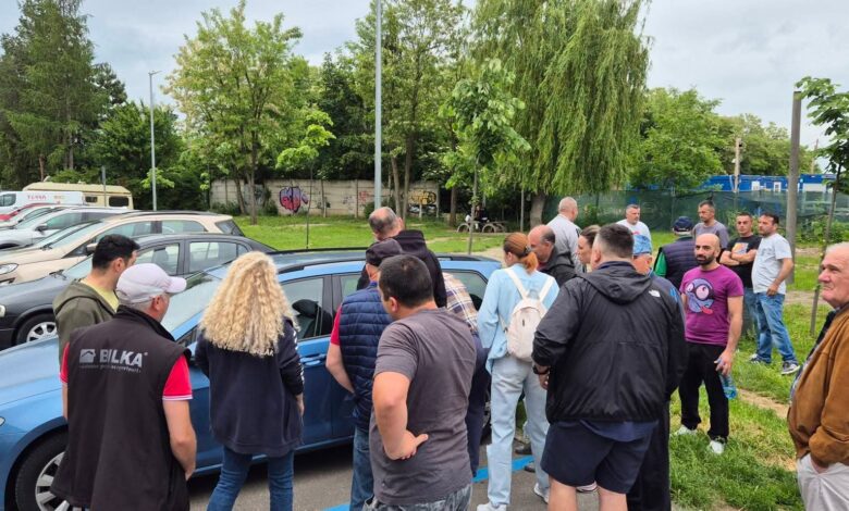 BRAȘOV. Nemulțumiri în cartierul Noua: locatarii acuză desființarea a 18 locuri de parcare pentru accesul unui ansamblu rezidențial 3 Noua | MyTex.ro