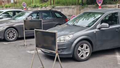 Brașov: Amenzi grele pentru cei care își rezervă ilegal locurile de parcare cu PET-uri, conuri sau alte obiecte 9 Braşov | MyTex.ro