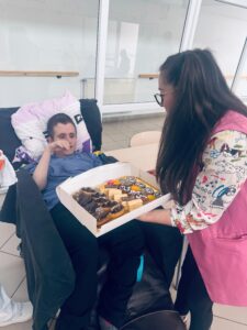 Antreprenorul brașovean Silviu Tănase a mers cu daruri de 1 Iunie la copii vulnerabili: „Nici măcar nu știau că este ziua lor” 25 Silviu Tănase | MyTex.ro