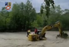 Viitură! Elicopterul de la POA Brașov și un salvamontist din Prahova au salvat o persoană izolată pe un excavator (VIDEO) 3 | MyTex.ro