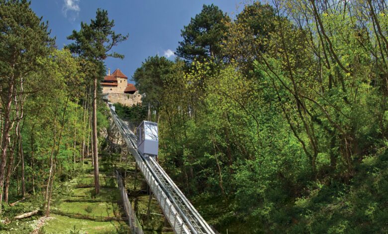 BRAȘOV. Ascensorul pe plan înclinat de la Râșnov intră în revizie tehnică 3 ascensorul | MyTex.ro
