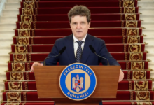 Ultimatum de la Cotroceni: Ce se întâmplă dacă pică Guvernul Tomac? Scenariul unui premier-tehnocrat și spectrul anticipatelor care pot aduce suveraniștii la 50% 3 | MyTex.ro
