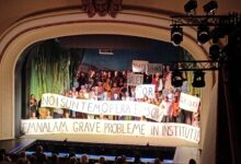 Protest fără precedent pe scena Operei Brașov: „În spatele cortinei există teamă și durere. Cerem respect, nu privilegii!” 5 salvamont | MyTex.ro