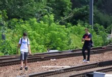 Adolescenți surprinși pe calea ferată, în fața trenurilor care circulă și cu 160 km/h. CFR avertizează: „Nu este loc de joacă!” 3 | MyTex.ro