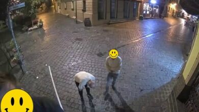 Turiști străini, opriți în centrul Brașovului înainte să lipească autocolante pe stâlpi. Gestul îi putea costa 6.000 de lei 5 | MyTex.ro