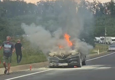 Ultima oră. BRAȘOV. Autoturism în flăcări, pe DN 1! 3 autoturism | MyTex.ro
