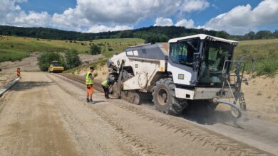 BRAȘOV. Lucrările de modernizare pe DJ 104D au ajuns la 50%. Tronsonul dintre Șoarș și Bărcut ar putea fi finalizat înainte de termen (foto) 1 Brașov | MyTex.ro