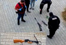 Percheziție în Brașov: Arme și muniție deținute ilegal, descoperite la un bărbat din Vulcan 7 Arestat | MyTex.ro