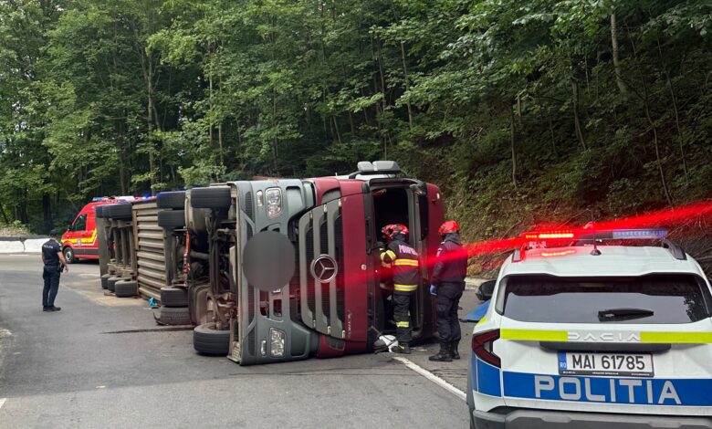 BRAȘOV. Trafic blocat pe DN 73A, între Predeal și Pârâul Rece, după ce un camion s-a răsturnat 3 Trafic | MyTex.ro
