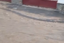 DEZASTRU ÎN ȘCHEI! Un șantier de blocuri dărâmă dealul peste casele brașovenilor la fiecare ploaie: „A venit valul peste noi!” 5 QR | MyTex.ro