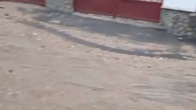DEZASTRU ÎN ȘCHEI! Un șantier de blocuri dărâmă dealul peste casele brașovenilor la fiecare ploaie: „A venit valul peste noi!” 21 anpc | MyTex.ro