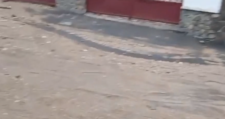 DEZASTRU ÎN ȘCHEI! Un șantier de blocuri dărâmă dealul peste casele brașovenilor la fiecare ploaie: „A venit valul peste noi!” 3 Brașov | MyTex.ro