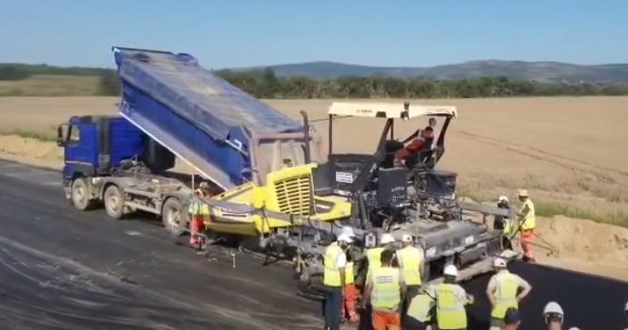 Veste uriașă pentru infrastructura din regiune: A început asfaltarea pe Autostrada Sibiu – Făgăraș (A13)! Stadiul lucrărilor pe cele 4 tronsoane 3 A13 | MyTex.ro