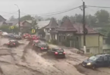 Viitură puternică în centrul stațiunii Bușteni. DN 1 este inundat, o persoană a fost rănită / UPDATE: Bărbați salvați în ultima clipă 8 | MyTex.ro
