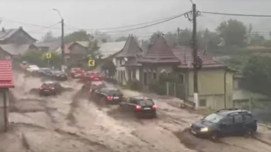 Viitură puternică în centrul stațiunii Bușteni. DN 1 este inundat, o persoană a fost rănită / UPDATE: Bărbați salvați în ultima clipă 15 Motociclistul | MyTex.ro