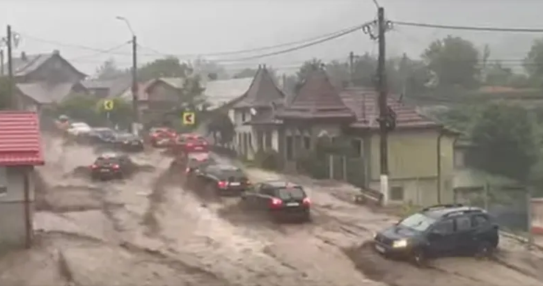 Viitură puternică în centrul stațiunii Bușteni. DN 1 este inundat, o persoană a fost rănită / UPDATE: Bărbați salvați în ultima clipă 3 Buşteni | MyTex.ro