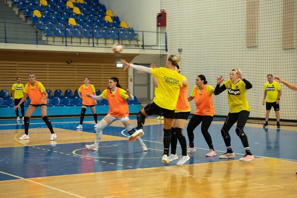 Corona Brașov, întâlnire cu fanii. Antrenament deschis la Sala Sporturilor 10 Corona Brașov | MyTex.ro