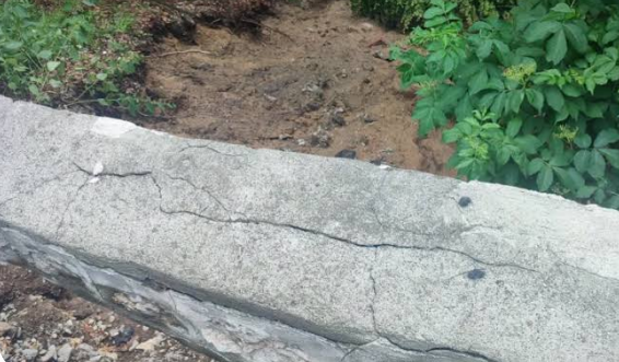 Zid de sprijin surpat și asfalt lăsat pe drumul spre Poiana Brașov, după potopul de joi seara. Se circulă alternativ! 3 Brașov | MyTex.ro