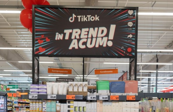 Fenomenul TikTok ajunge pe rafturile Kaufland din Brașov. Retailerul creează spații speciale pentru produsele virale pe internet 3 Kaufland | MyTex.ro