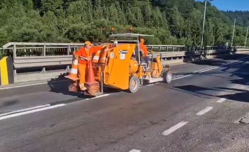 BRAȘOV. Lucrări de refacere a marcajului rutier pe DN1, la Timișul de Sus 3 lucrări | MyTex.ro
