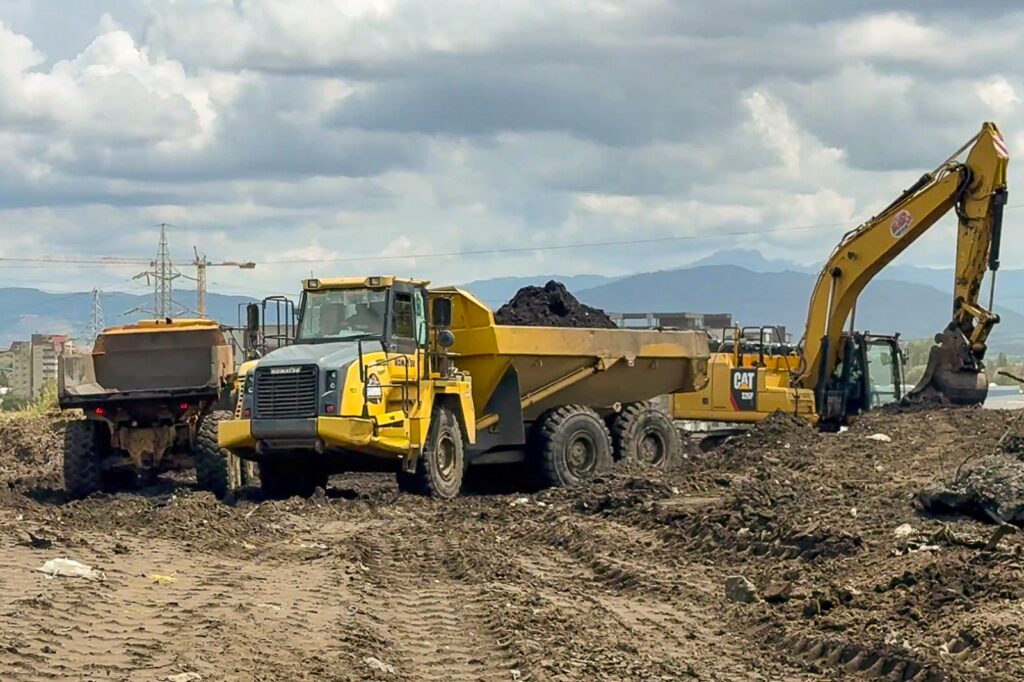 Au început lucrările de închidere a rampei de deșeuri industriale din Timiș-Triaj. Zona va fi transformată într-un spațiu verde 11 Au început lucrările | MyTex.ro