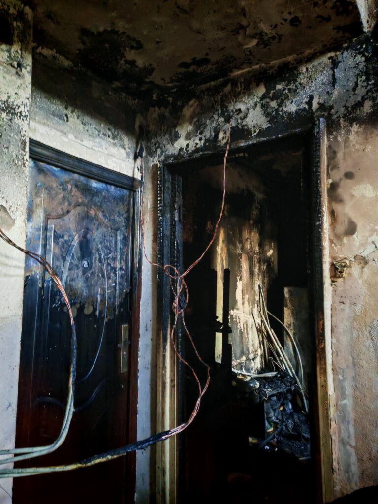 Zeci de oameni fug din apartament, focul amenință vecinii din Sfântu Gheorghe