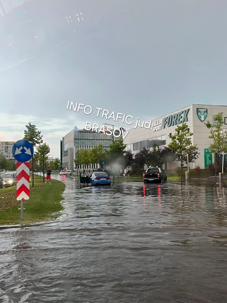 Inundații și grindină paralizează Brașovul în miez de seară