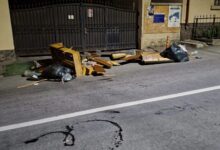 BRAȘOV. Deșeuri abandonate chiar în fața Primăriei Dumbrăvița. Autoritățile anunță sesizarea Poliției 3 | MyTex.ro
