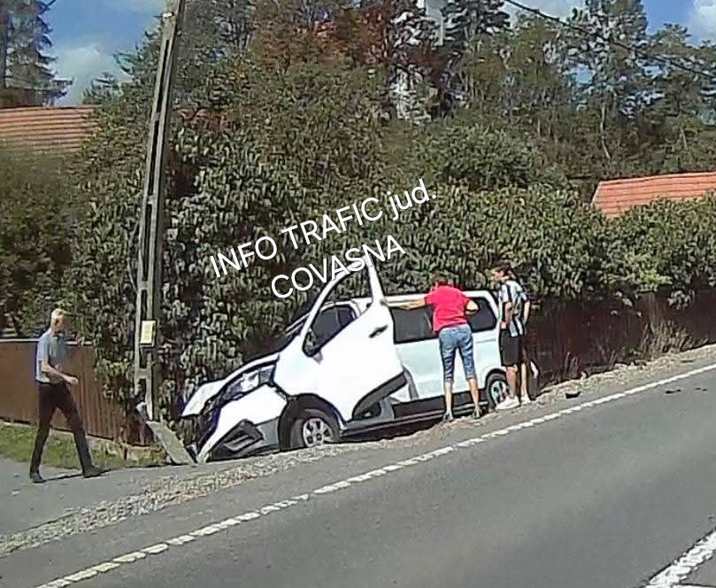 Trei răniți și trafic blocat după microbuz lovit de stâlp în Covasna