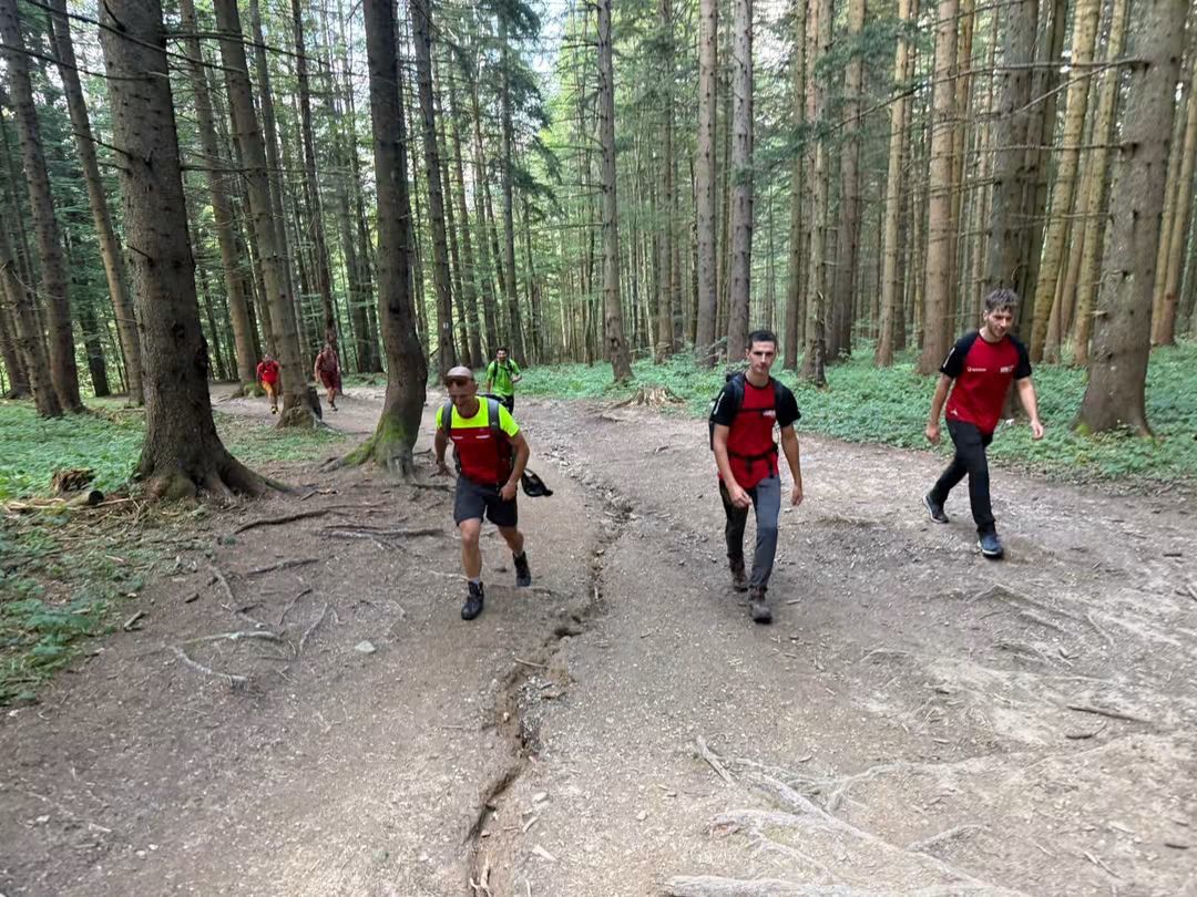Ceața densă blochează turiști în Valea Mălăiești: Salvamont în alertă
