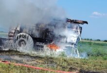 Combină distrusă de incendiu, pe un câmp din județul Brașov 3 | MyTex.ro