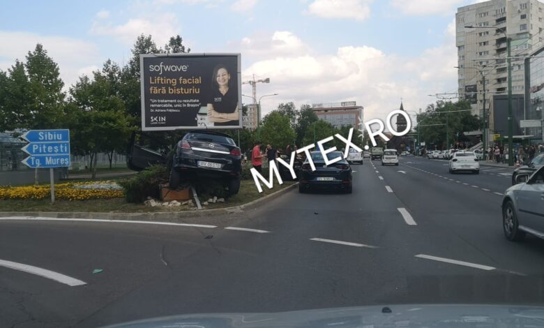 Autoturism scăpat de sub control în zona mall-ului din centrul Brașovului 3 Autoturism | MyTex.ro
