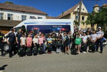 100 de copii din Brașov vor începe școala cu ghiozdane complet echipate datorită unei inițiative a Poliției Brașov 5 Ministerul Educaţiei | MyTex.ro