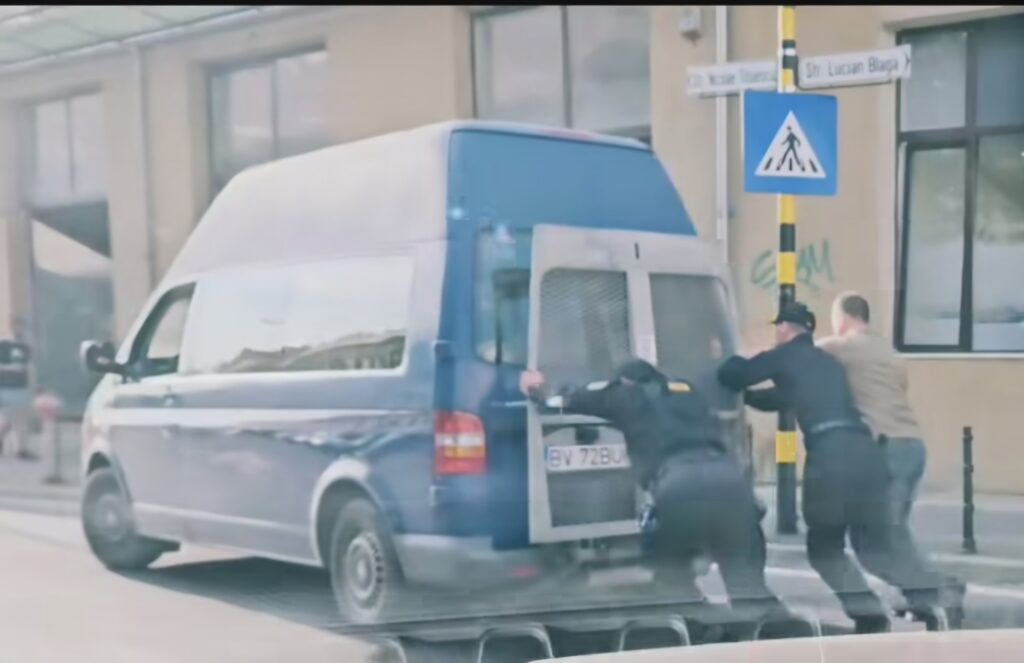 Polițiștii brașoveni trec de la percheziții la împingeri de mașini