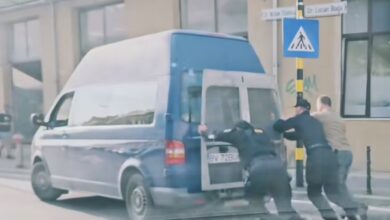 După percheziții, polițiștii brașoveni de la „Acțiuni Speciale” au trecut la... „împingeri speciale” (video) 5 | MyTex.ro