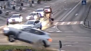 Update. Pietoni uciși pe trotuar, pe strada Mureșenilor din Brașov... A fost filmat și momentul în care mașina sare peste sensul giratoriu 12 Accident | MyTex.ro