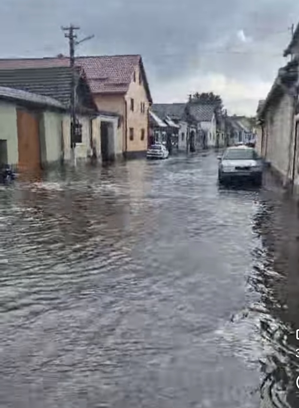 Brașovenii sufocă sub ploile care blochează străzile din oraș