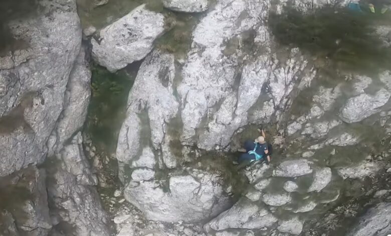 BRAȘOV | Turiști pierduți pe un traseu nemarcat, salvați cu elicopterul din Piatra Craiului. „Și 10 metri greșiți pot genera accidentări” 3 Turiști | MyTex.ro