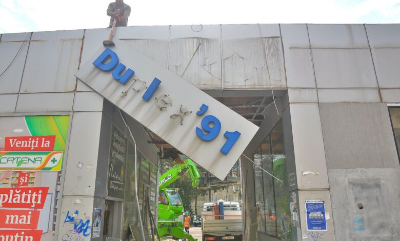 Fără acte, la pământ: Clădirile Duplex 91 de lângă Piața Star au fost demolate de Primăria Brașov 5 Duplex 91 | MyTex.ro