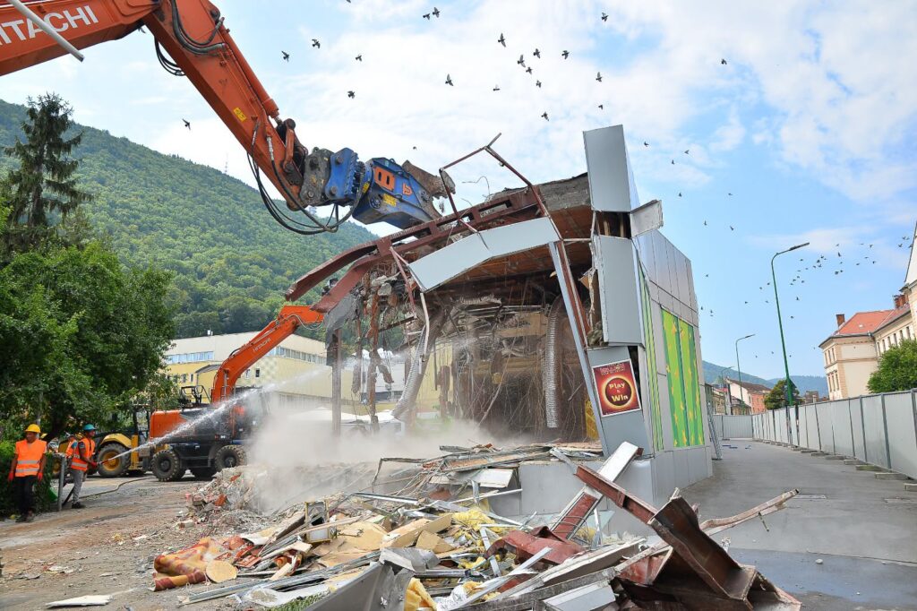 Fără acte, la pământ: Clădirile Duplex 91 de lângă Piața Star au fost demolate de Primăria Brașov 7 Duplex 91 | MyTex.ro