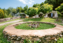 Oportunitate rară lângă Brașov: „Satul de Hobbit” din Transilvania a fost scos la vânzare! Cât costă celebra pensiune subpământeană Dealul Verde 3 | MyTex.ro
