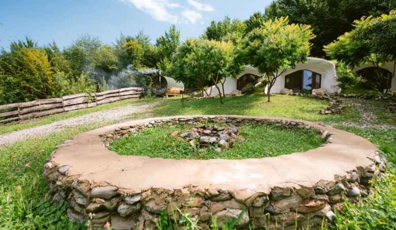 Oportunitate rară lângă Brașov: „Satul de Hobbit” din Transilvania a fost scos la vânzare! Cât costă celebra pensiune subpământeană Dealul Verde 3 braşov | MyTex.ro