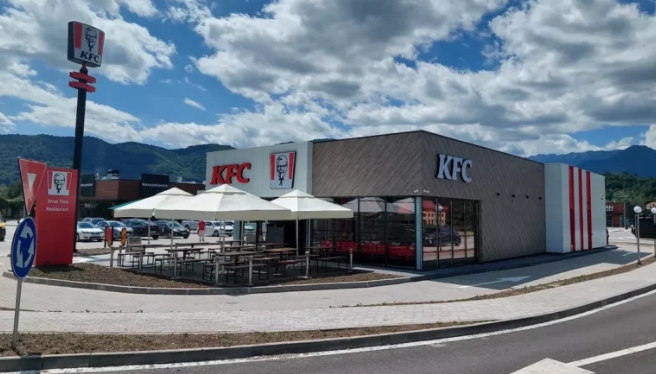 KFC şi-a extins rețeaua din județul Brașov: Restaurant Drive Thru de 1 milion de euro inaugurat la Bran 3 KFC | MyTex.ro