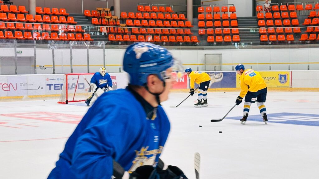 Hocheiştii de la Corona Brașov, reunire în formulă restrânsă. Amical cu Fenestela 68 pentru prezentarea lotului 9 Hocheiştii | MyTex.ro