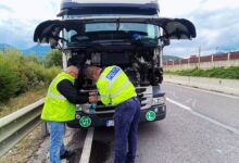 BRAȘOV | Polițiștii rutieri din Săcele au oprit pentru a ajuta un camion rămas în pană 2 | MyTex.ro