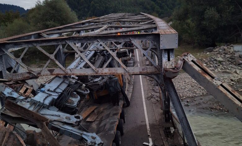 Pod avariat de un ansamblu rutier pe DN 12A. Traficul este închis pe perioadă nedeterminată 3 pod | MyTex.ro
