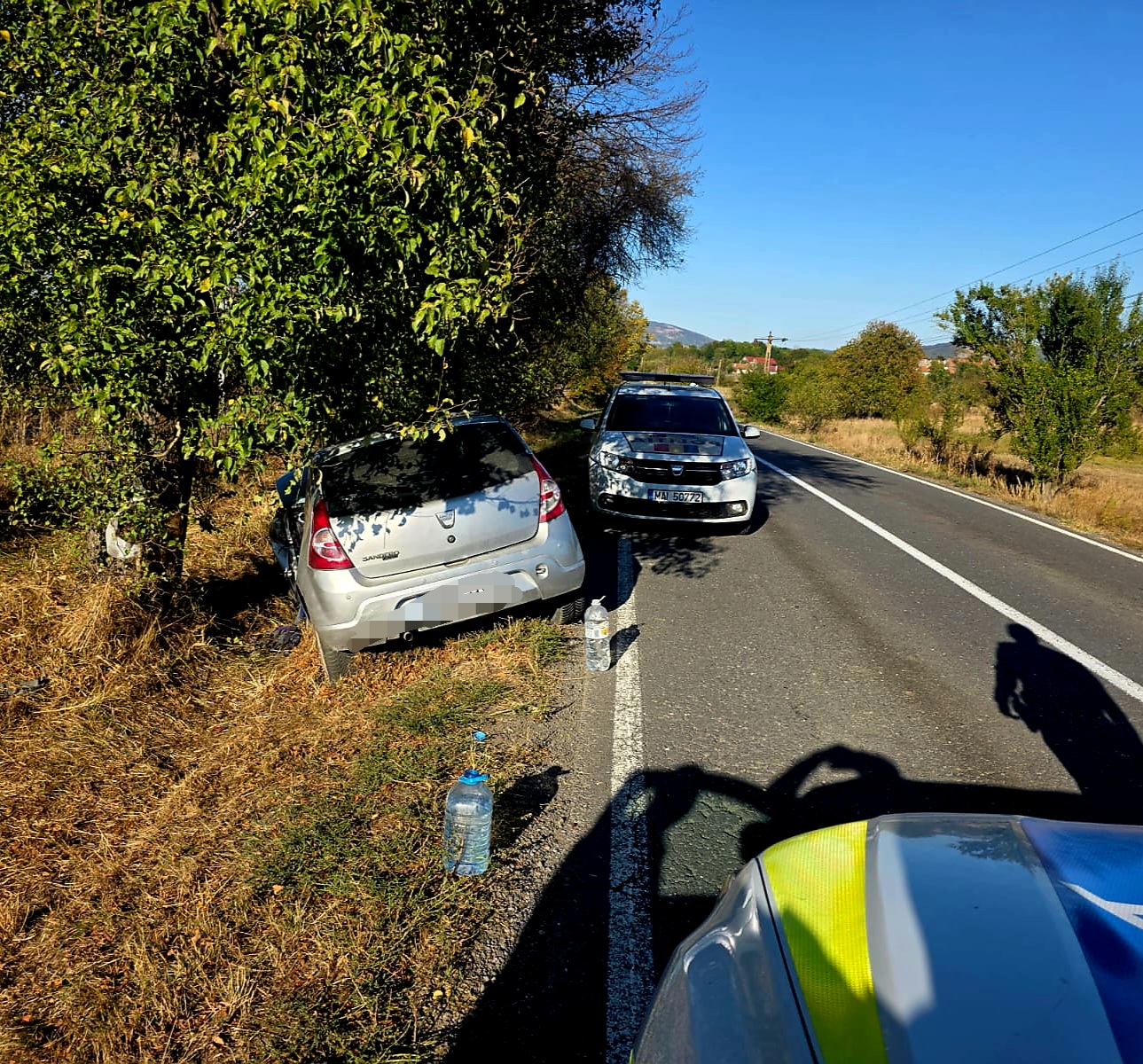 BRAȘOV | Update: Șofer în vârstă de 76 de ani, rănit după ce a intrat cu mașina într-un copac