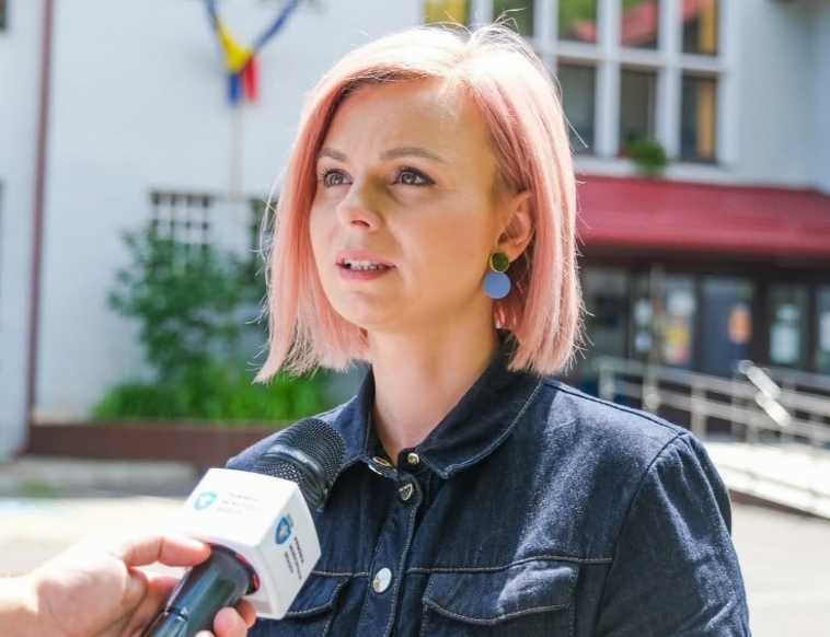 Protestul părinților din Brașov se mută la Prefectură! Val de reacții politice dure împotriva reducerii îngrijitoarelor din creșe 10 Brașov | MyTex.ro
