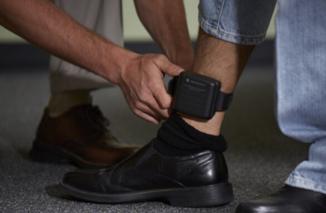 Brățara electronică salvează vieți: Cum îi monitorizează polițiștii brașoveni pe agresori în timp real 3 Braşov | MyTex.ro