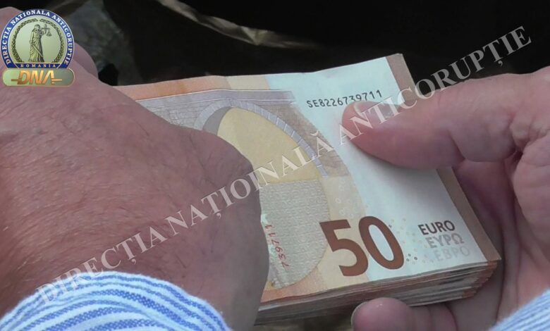 A cerut 11.000 de euro pretinzând că are trecere la șefii ANAF. A fost prins în flagrant de procurorii DNA 3 DNA | MyTex.ro